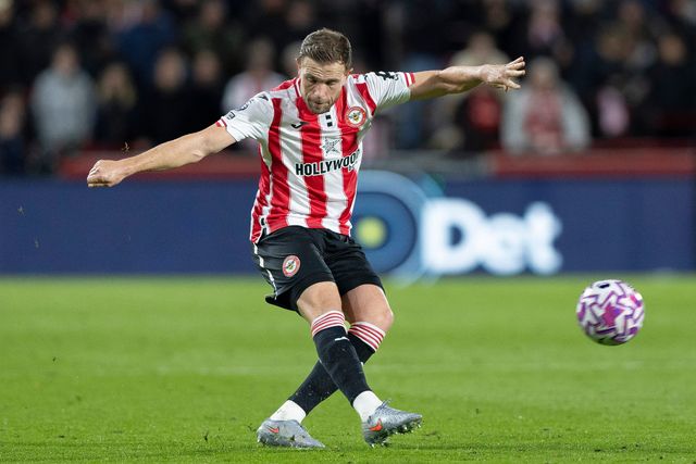 Jordan Henderson of Brentford during the Premier League match Brentford vs Liverpool at The Gtech Community Stadium, London, United Kingdom, 25th October 2025

(Photo by Ian Stephen/News Images)