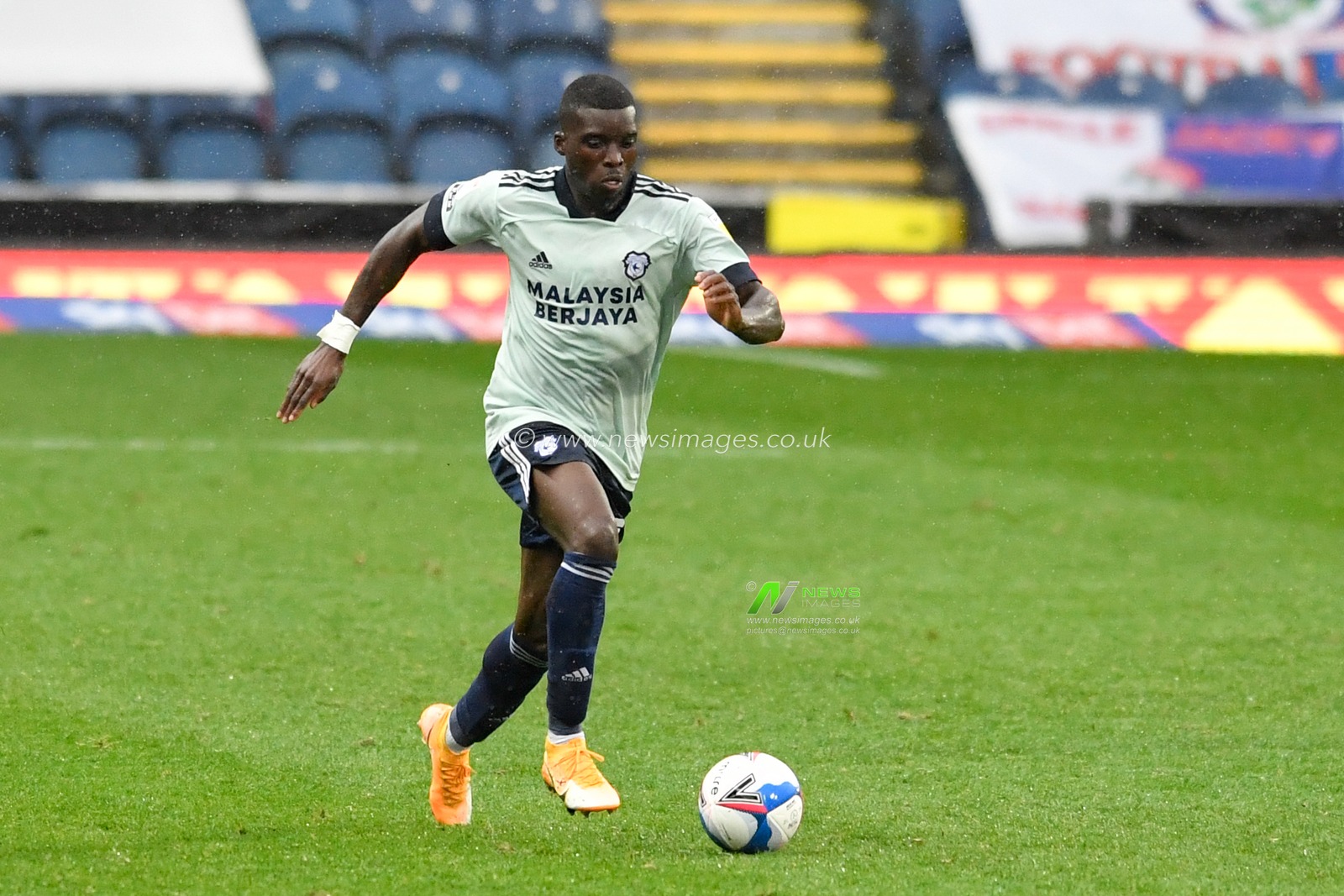 Sheyi Ojo (27) of Cardiff City runs forward with the ball