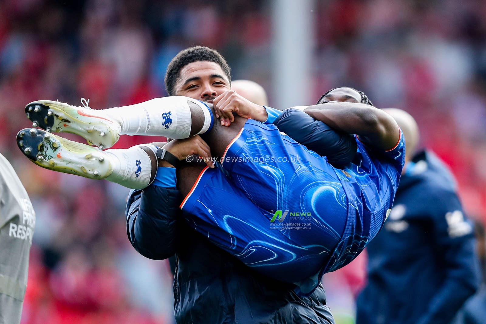 Chelsea celebrate their Champions League place after the teams victory following the Premier League match Nottingham Forest vs Chelsea at City Ground, Nottingham, United Kingdom, 25th May 2025

(Photo by Izzy Poles/News Images)