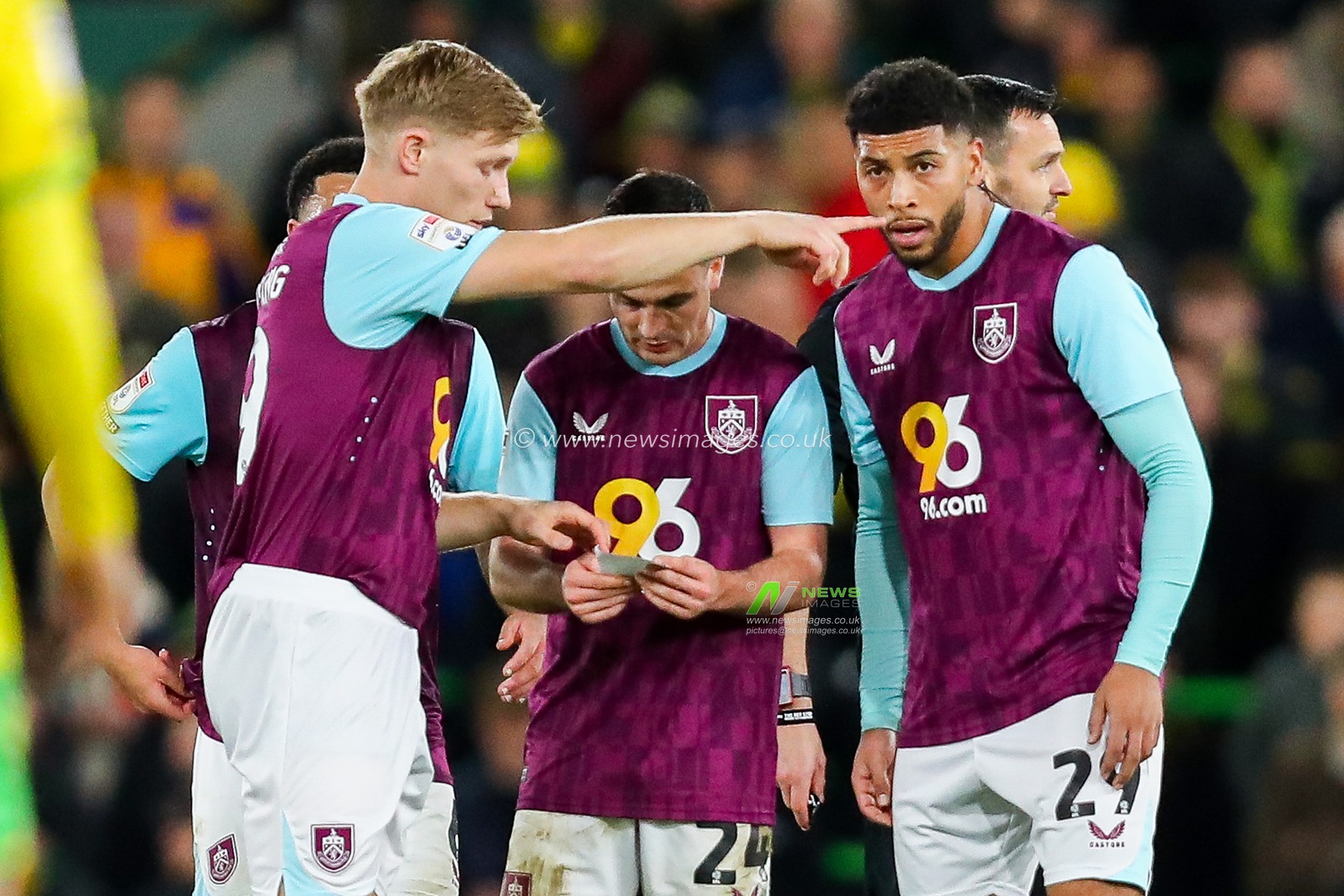 Burnley players read a note during the Sky Bet Championship match Norwich City vs Burnley at Carrow Road, Norwich, United Kingdom, 15th December 2024

(Photo by Izzy Poles/News Images)