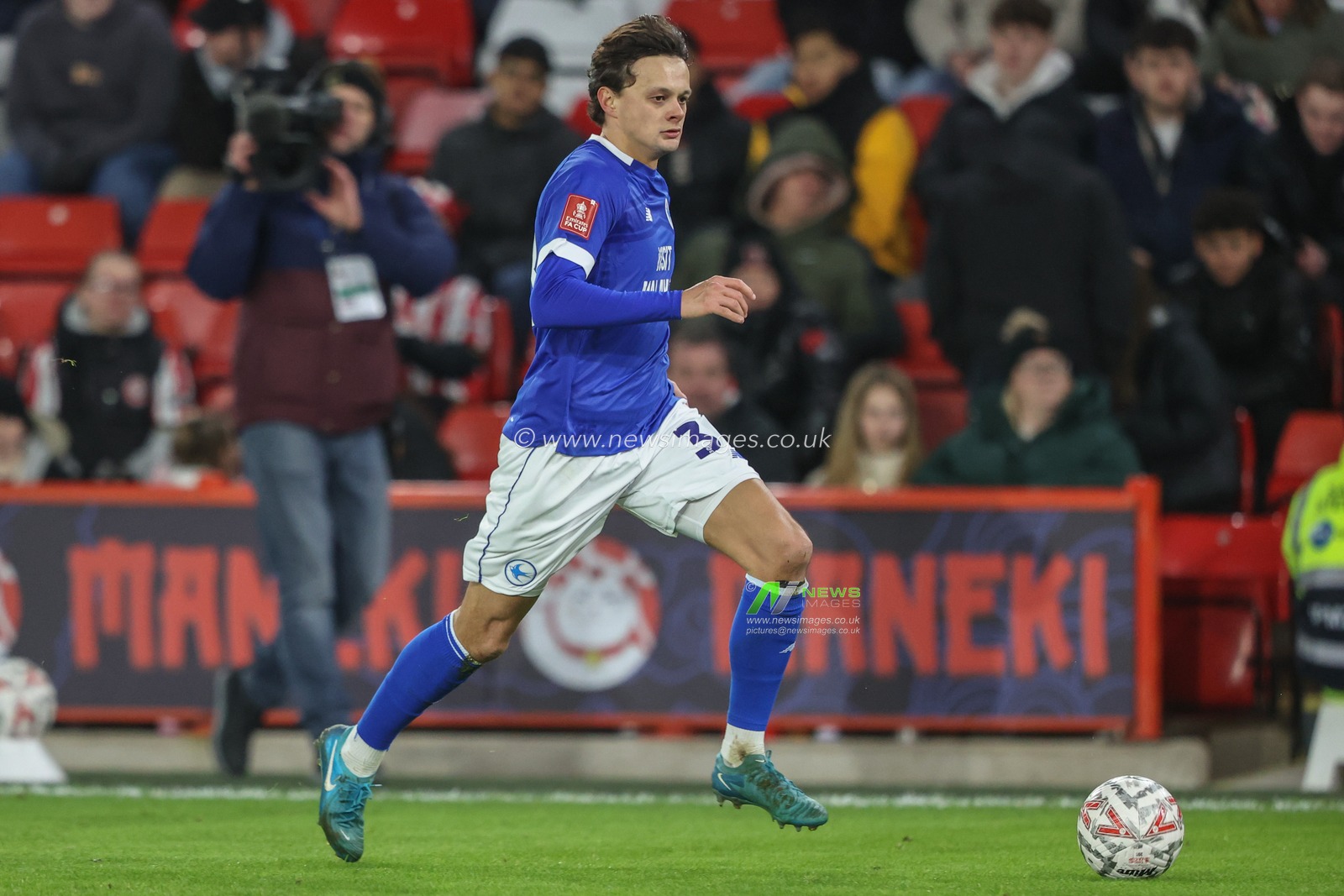 Perry Ng of Cardiff City breaks with the ball during the Emirates FA Cup 3rd Round match Sheffield United vs Cardiff City at Bramall Lane, Sheffield, United Kingdom, 9th January 2025

(Photo by Alfie Cosgrove/News Images)