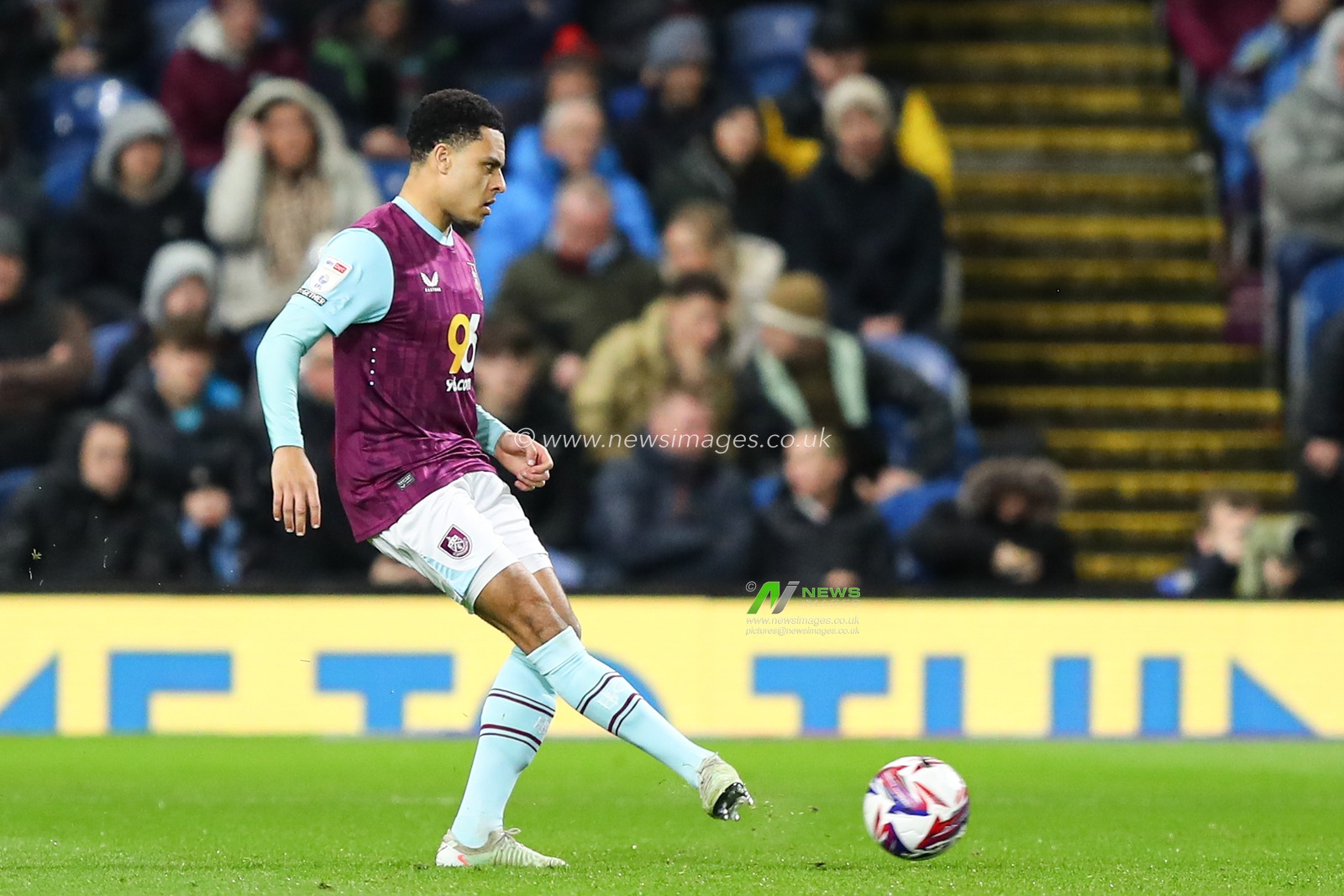 CJ Egan-Riley of Burnley passes the ball forward during the Sky Bet Championship match Burnley vs Sheffield Wednesday at Turf Moor, Burnley, United Kingdom, 21st February 2025

(Photo by Jorge Horsted/News Images)