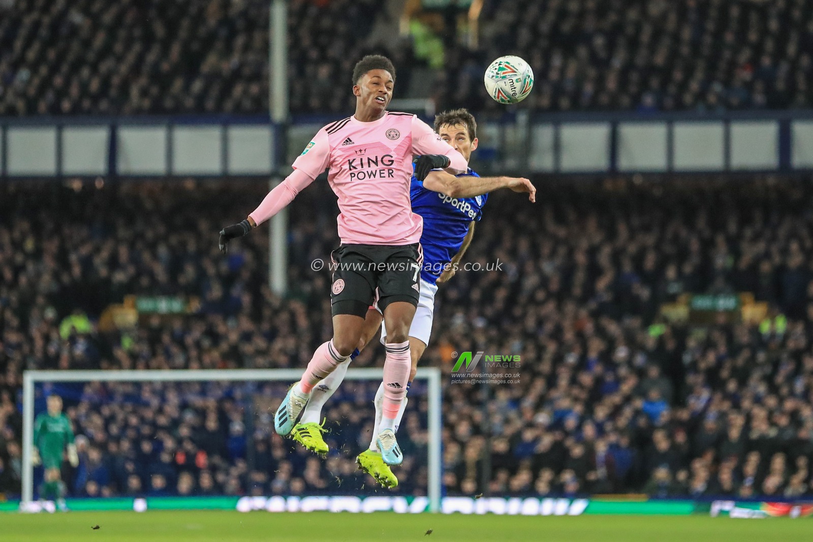 18th December 2019, Goodison Park, Liverpool, England; Carabao Cup, Everton v Leicester City : Demarai Gray (7) of Leicester City wins the high ball 

Credit: Mark Cosgrove/News Images