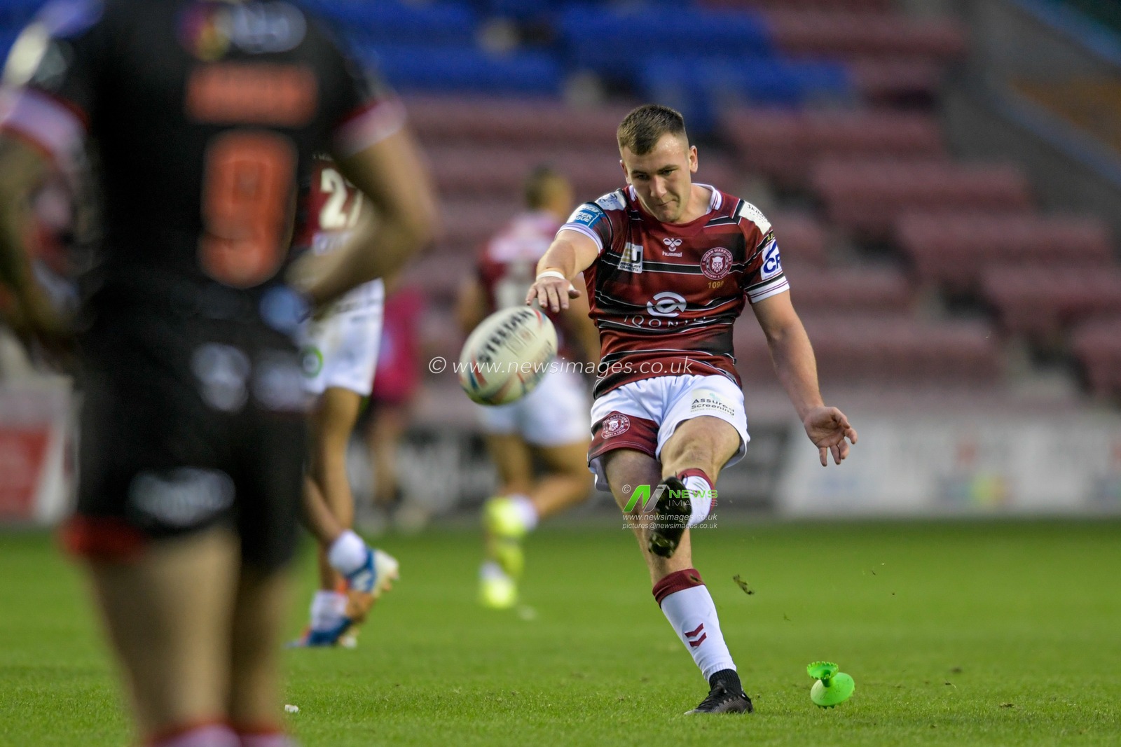 Harry Smith (20) of Wigan Warriors kicks a penalty to make it 8-6
