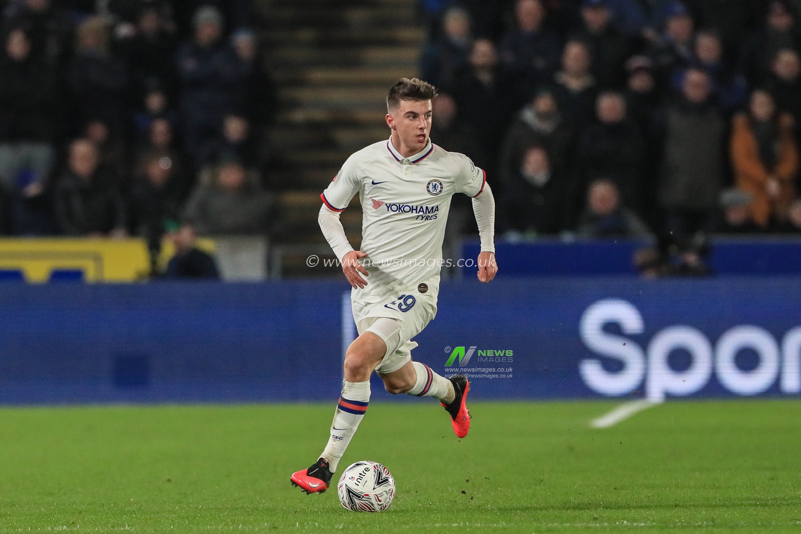 25th January 2020, KC Stadium, Kingston upon Hull, England; Emirates FA Cup, Hull City v Chelsea : Mason Mount (19) of Chelsea in action during the game