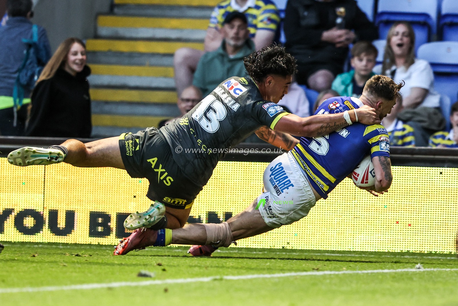 Matty Ashton of Warrington Wolves goes over for a try during the Betfred Super League round 15 match Warrington Wolves vs Leeds Rhinos at The Halliwell Jones Stadium, Warrington, United Kingdom on 18 June 2026

(Photo by Alfie Cosgrove/News Images)