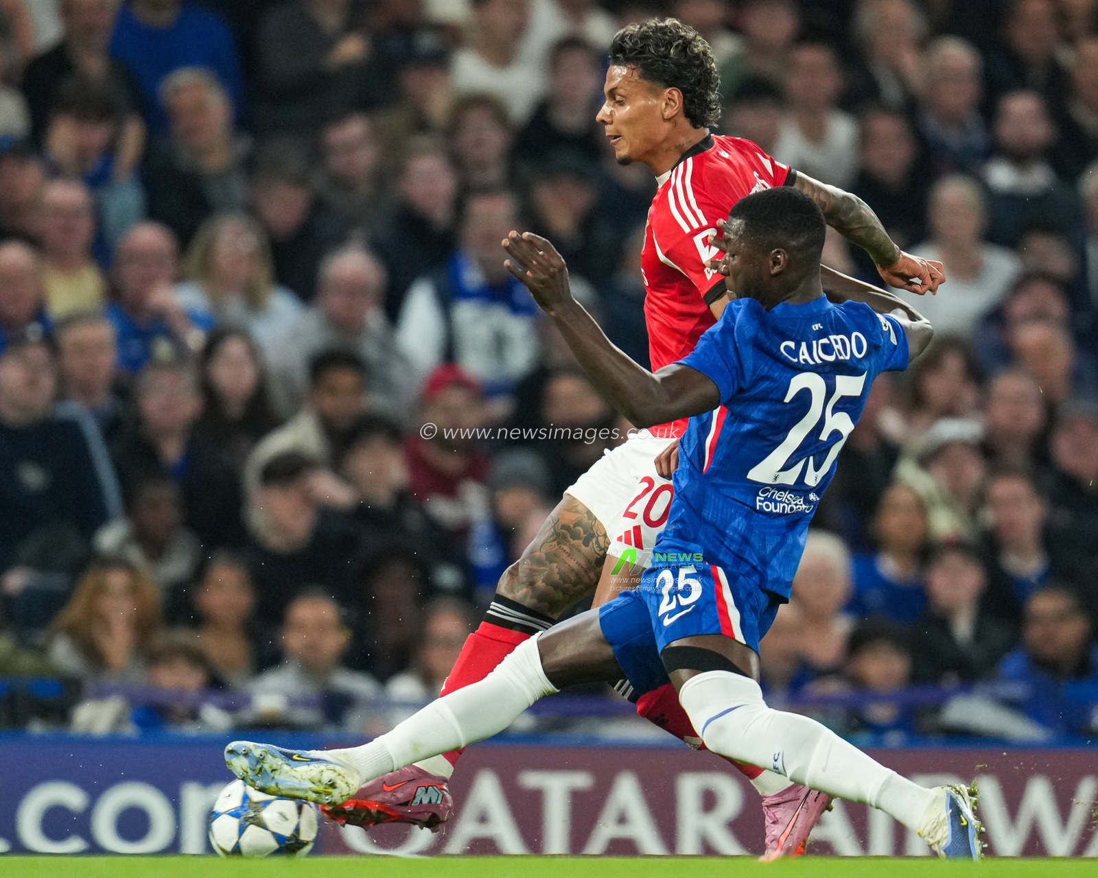 Moisés Caicedo of Chelsea slides in on Richard Rios of Benfica during the UEFA Champions League match Chelsea vs Benfica at Stamford Bridge, London, United Kingdom, 30th September 2025

(Photo by Harvey Murphy/News Images)