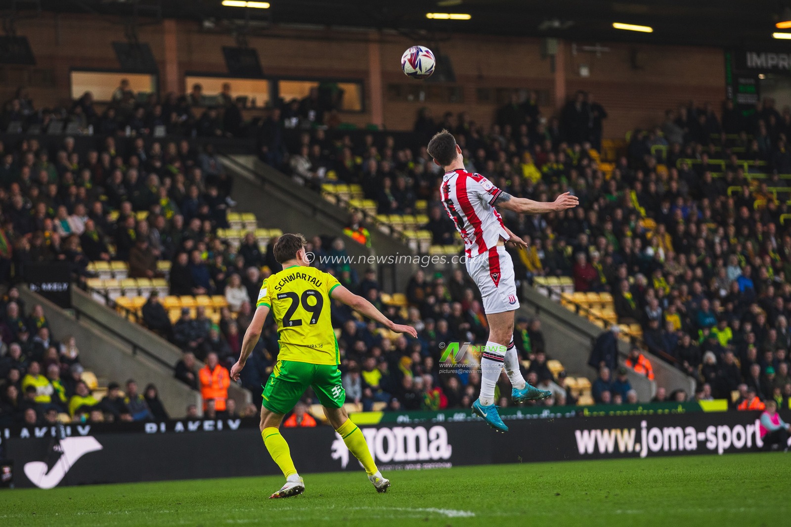 Oscar Schwartau of Norwich City, Jordan Thompson of Stoke City during the Sky Bet Championship match Norwich City vs Stoke City at Carrow Road, Norwich, United Kingdom, 22nd February 2025

(Photo by Craig Evans/News Images)