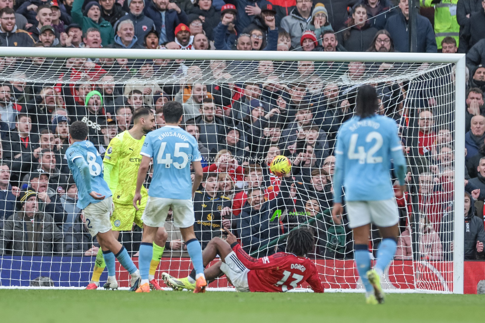 Patrick Dorgu of Manchester United scores to make it 2-0 during the Premier League match Manchester United vs Manchester City at Old Trafford, Manchester, United Kingdom, 17th January 2026

(Photo by Mark Cosgrove/News Images)