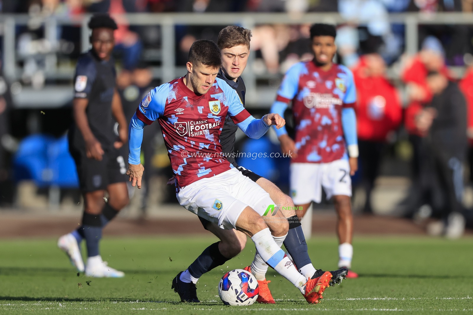 Johann Gudmundsson #7 of Burnley is closely marked by Scott High #15 of Huddersfield Town during the Sky Bet Championship match Burnley vs Huddersfield Town at Turf Moor, Burnley, United Kingdom, 25th February 2023

(Photo by Conor Molloy/News Images)