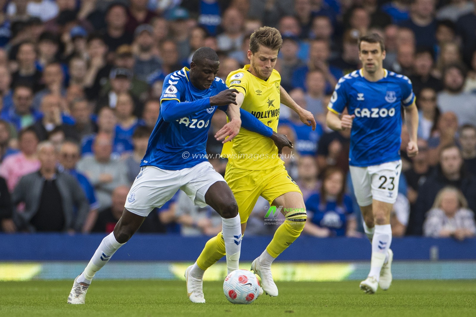 Mathias Jensen #8 of Brentford and Abdoulaye Doucoure #16 of Everton challenge for the ball