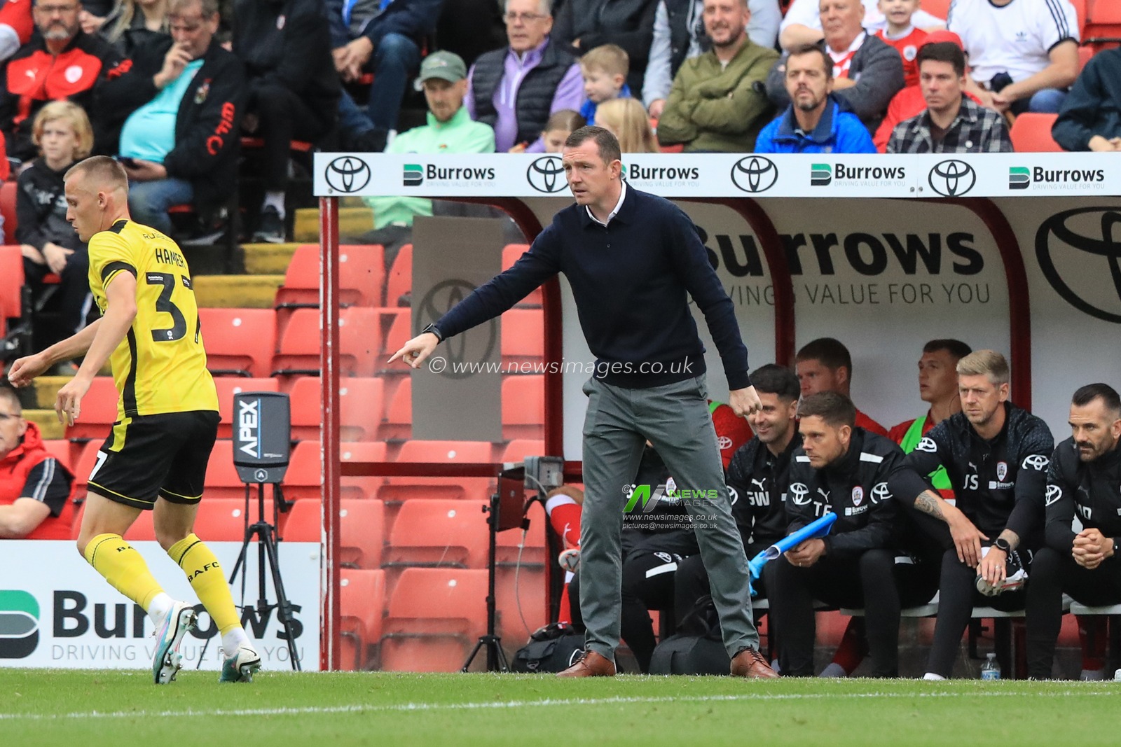 Neill Collins Head coach of Barnsley gives his team instructions during the Sky Bet League 1 match Barnsley vs Burton Albion at Oakwell, Barnsley, United Kingdom, 16th September 2023

(Photo by Alfie Cosgrove/News Images)