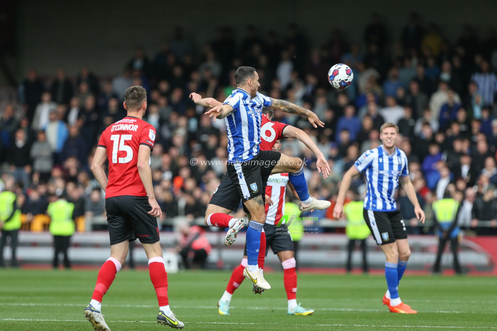 Lee Gregory #9 of Sheffield Wednesday and Max Sanders #6 of Lincoln City challenge for a header during the Sky Bet League 1 match Lincoln City vs Sheffield Wednesday at Gelder Group Sincil Bank Stadium, Lincoln, United Kingdom, 22nd October 2022

(Photo by Arron Gent/News Images)