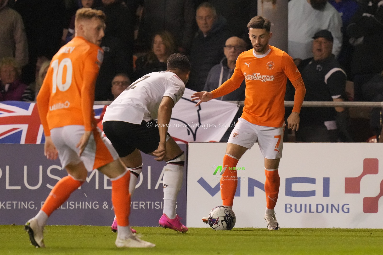 Owen Dale #7 of Blackpool runs at the Derby defence during the Sky Bet League 1 match Blackpool vs Derby County at Bloomfield Road, Blackpool, United Kingdom, 3rd October 2023

(Photo by Steve Flynn/News Images)