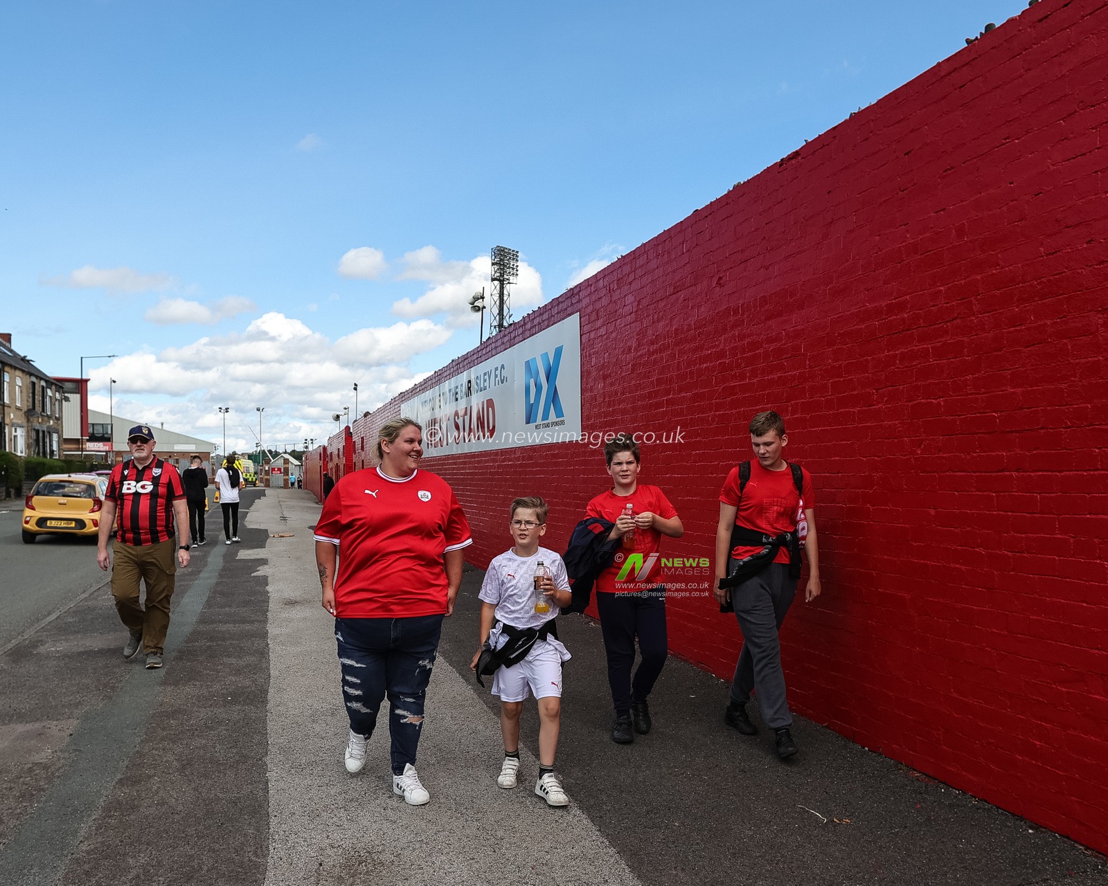 Barnsley fans arrive during the Sky Bet League 1 match Barnsley vs Oxford United at Oakwell, Barnsley, United Kingdom, 19th August 2023

(Photo by Mark Cosgrove/News Images)