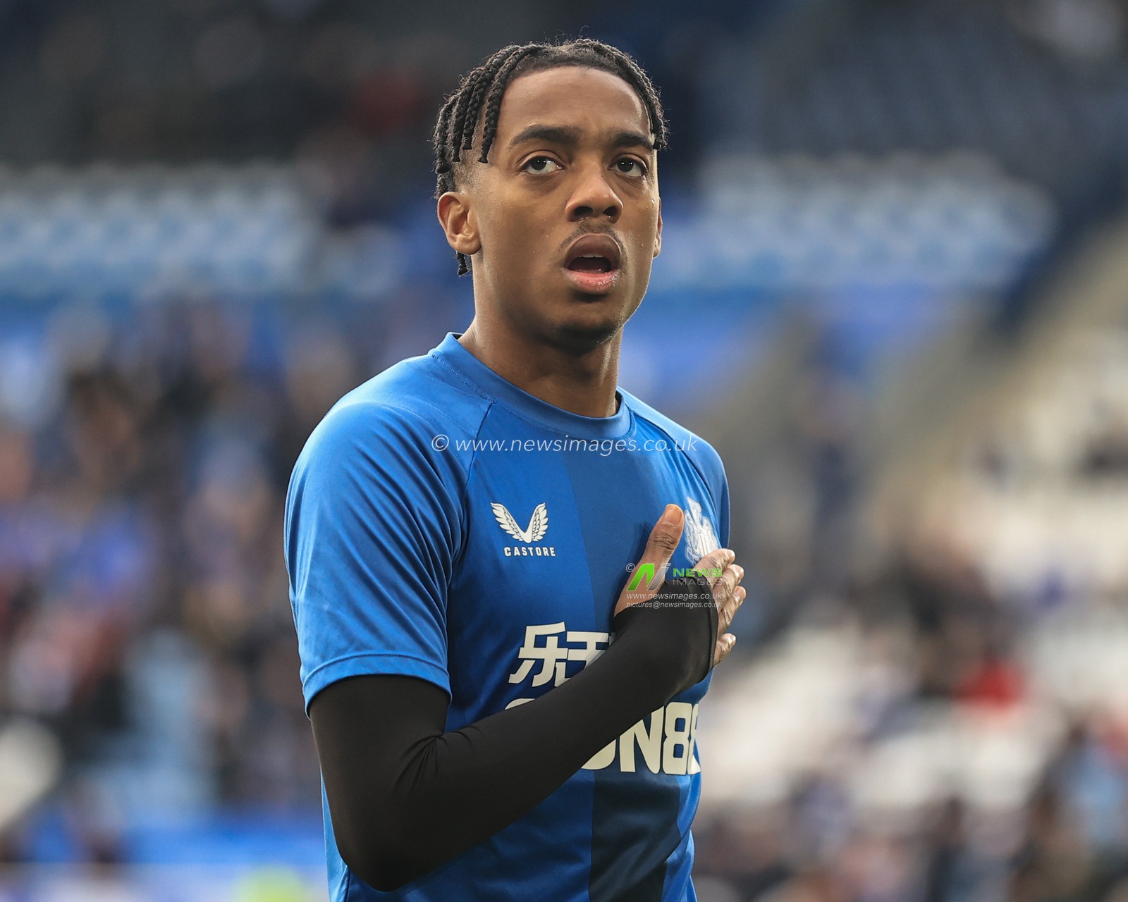 Joe Willock #28 of Newcastle United during the pre-game warmup