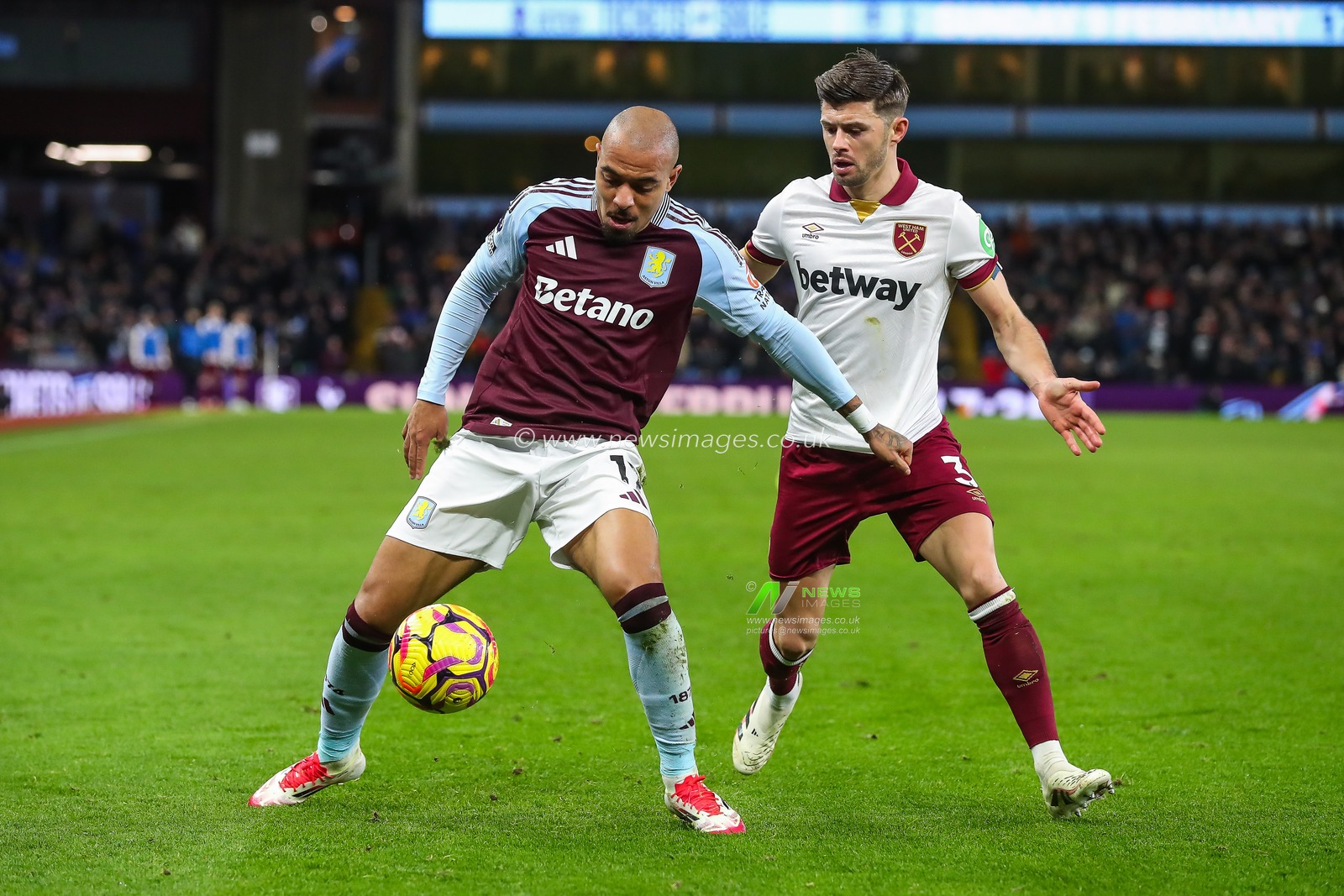 Donyell Malen of Aston Villa holds off Aaron Cresswell of West Ham United during the Premier League match Aston Villa vs West Ham United at Villa Park, Birmingham, United Kingdom, 26th January 2025

(Photo by Gareth Evans/News Images)