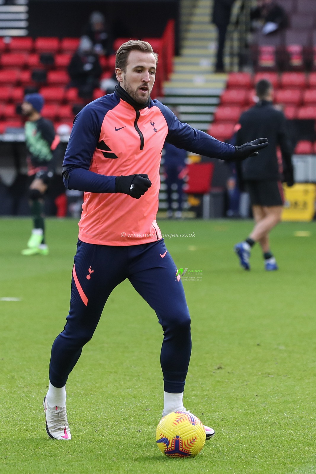 Harry Kane #10 of Tottenham Hotspur during the pre-game warmup