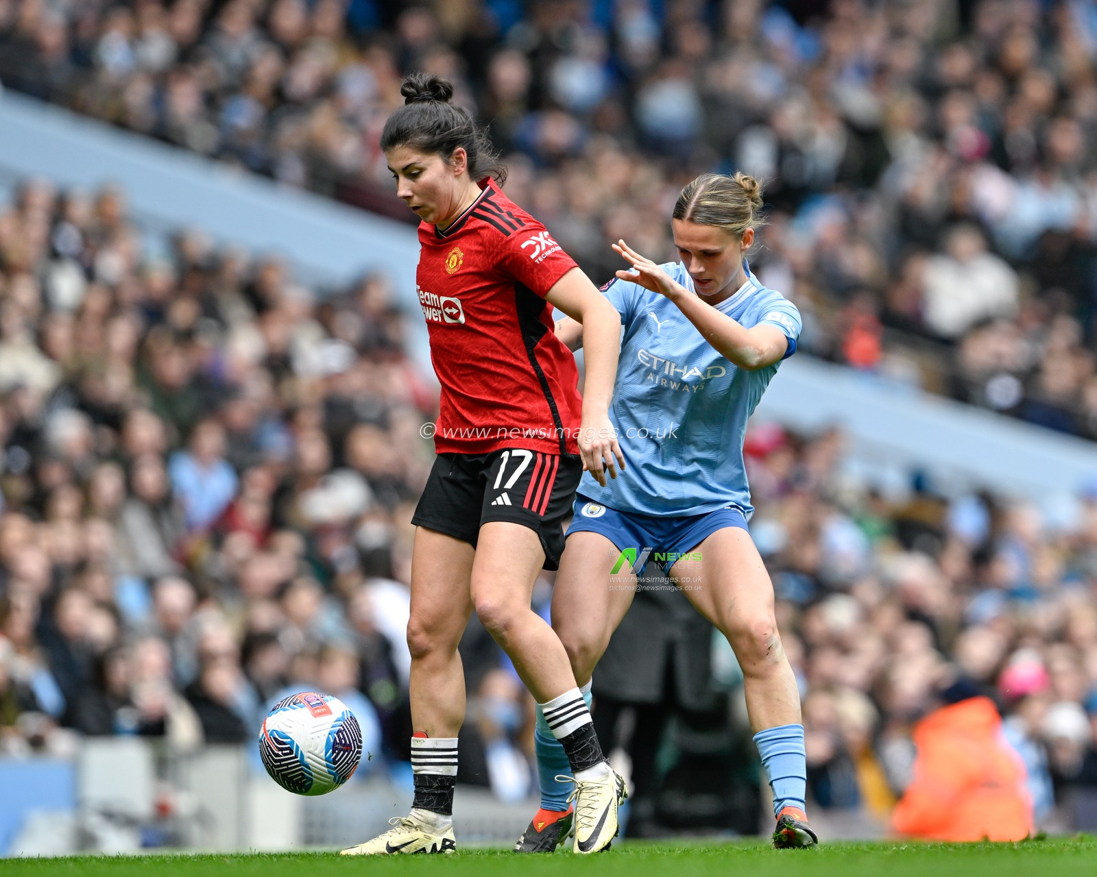 LucÃ­a GarcÃ­a of Manchester United Women holds off Kerstin Casparij of Manchester City Women, during the The FA Women's Super League match Manchester City Women vs Manchester United Women at Etihad Stadium, Manchester, United Kingdom, 23rd March 2024

(Photo by Cody Froggatt/News Images)