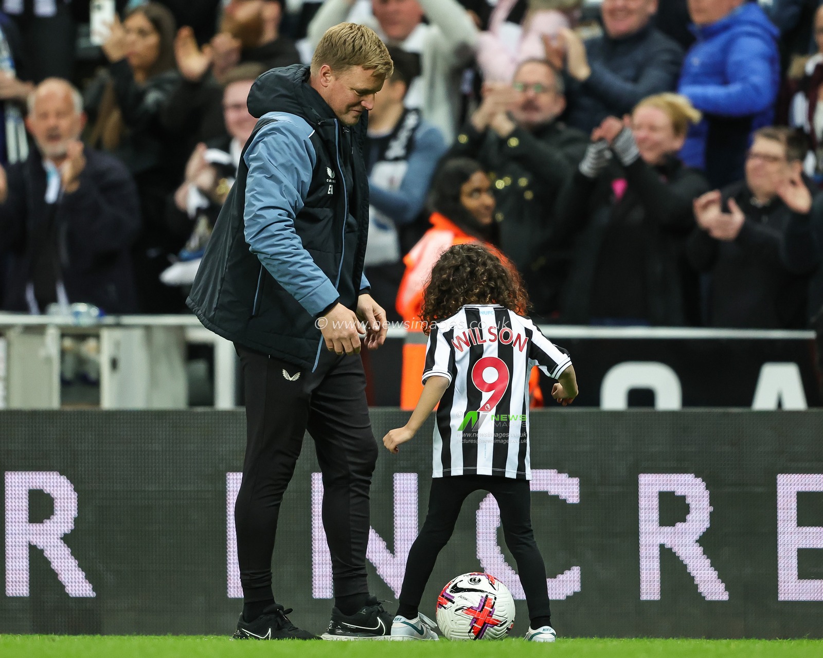 Eddie Howe manager of Newcastle United plays football with Callum Wilson #9 of Newcastle United daughter on the lap of honour at the end of the Premier League match Newcastle United vs Leicester City at St. James's Park, Newcastle, United Kingdom, 22nd May 2023

(Photo by Mark Cosgrove/News Images)