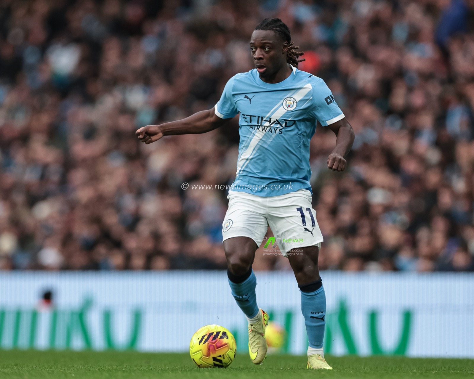 Jeremy Doku of Manchester City breaks with the ball during the Premier League match Manchester City vs Leeds United at Etihad Stadium, Manchester, United Kingdom, 29th November 2025

(Photo by Mark Cosgrove/News Images)

*** GER AUT SUI OUT ***