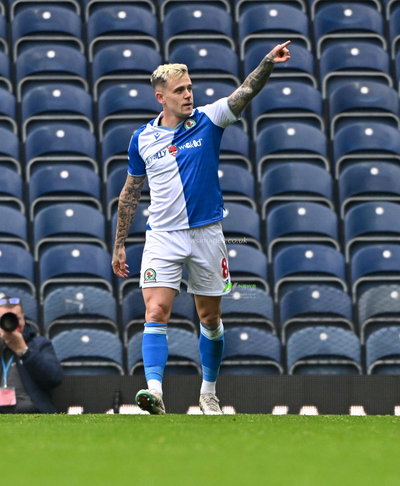 Sammie Szmodics #8 of Blackburn Rovers celebrates the equalising goal of the match, during the Sky Bet Championship match Blackburn Rovers vs Leicester City at Ewood Park, Blackburn, United Kingdom, 1st October 2023

(Photo by Cody Froggatt/News Images)
