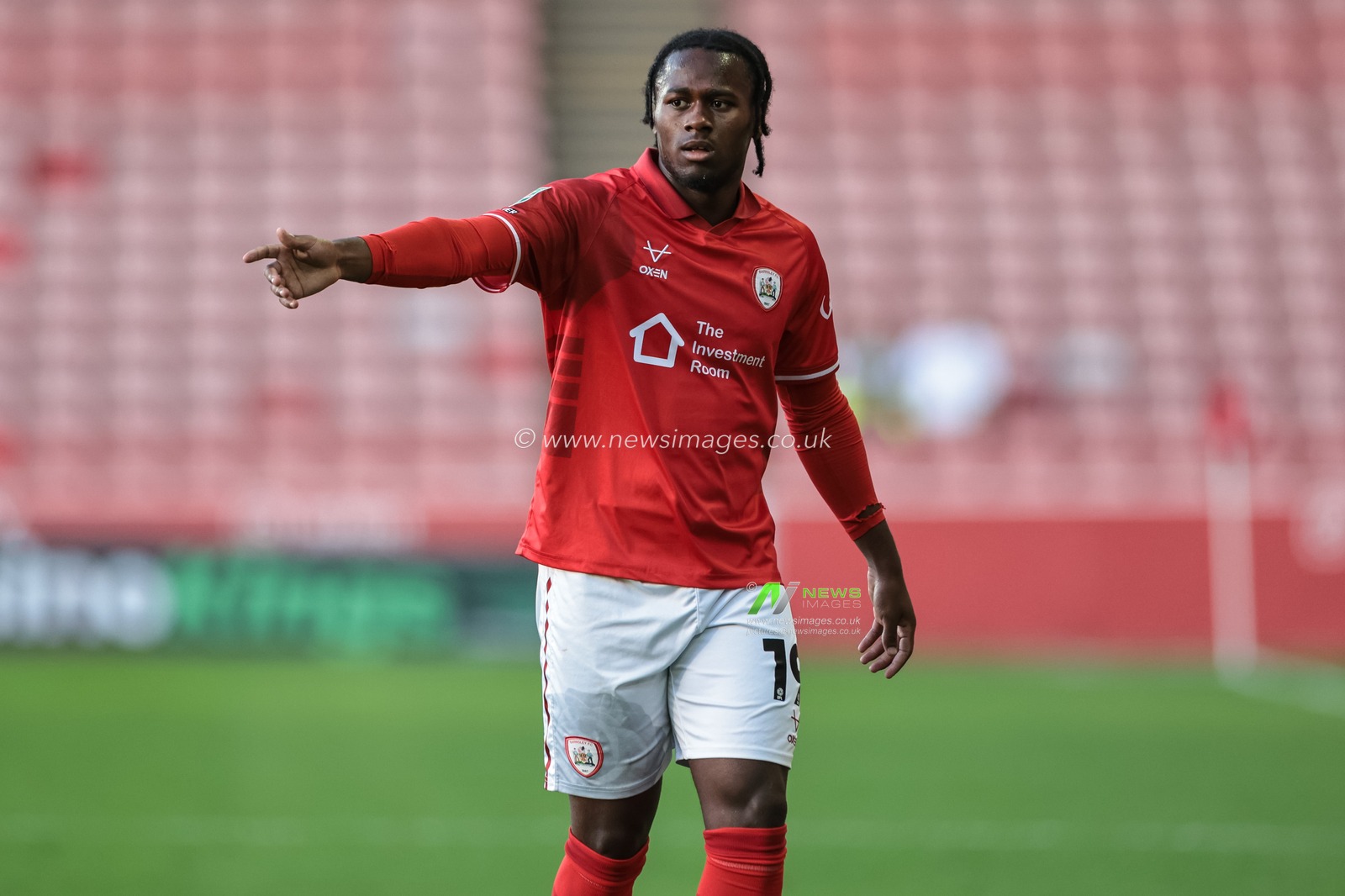 Reyes Cleary of Barnsley gives his team instructions during the Carabao Cup match Barnsley vs Rotherham United at Oakwell, Barnsley, United Kingdom, 26th August 2025

(Photo by Mark Cosgrove/News Images)
