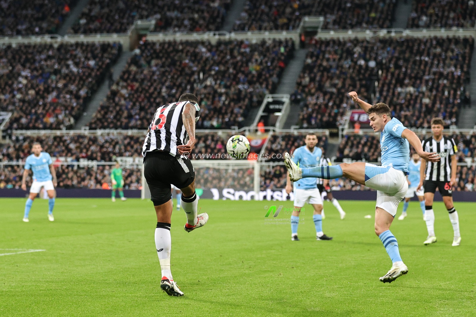 Jamaal Lascelles #6 of Newcastle United clears the ball as JuliÃ¡n Ãlvarez #19 of Manchester City pressures during the Carabao Cup Third Round match Newcastle United vs Manchester City at St. James's Park, Newcastle, United Kingdom, 27th September 2023

(Photo by Mark Cosgrove/News Images)