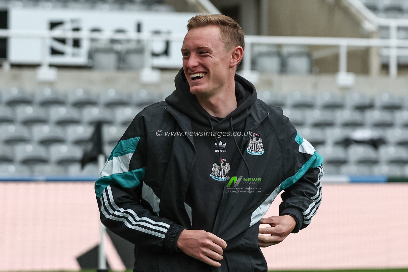Sean Longstaff of Newcastle United arrives during the Carabao Cup 3rd Round Newcastle United vs AFC Wimbledon at St. James's Park, Newcastle, United Kingdom, 1st October 2024

(Photo by Mark Cosgrove/News Images)