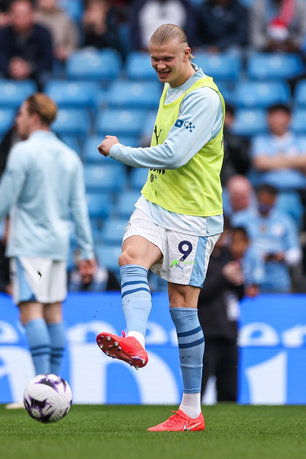 Erling Haaland of Manchester City during pre-game warmup ahead of the Premier League match Manchester City vs Arsenal at Etihad Stadium, Manchester, United Kingdom, 31st March 2024

(Photo by Mark Cosgrove/News Images)