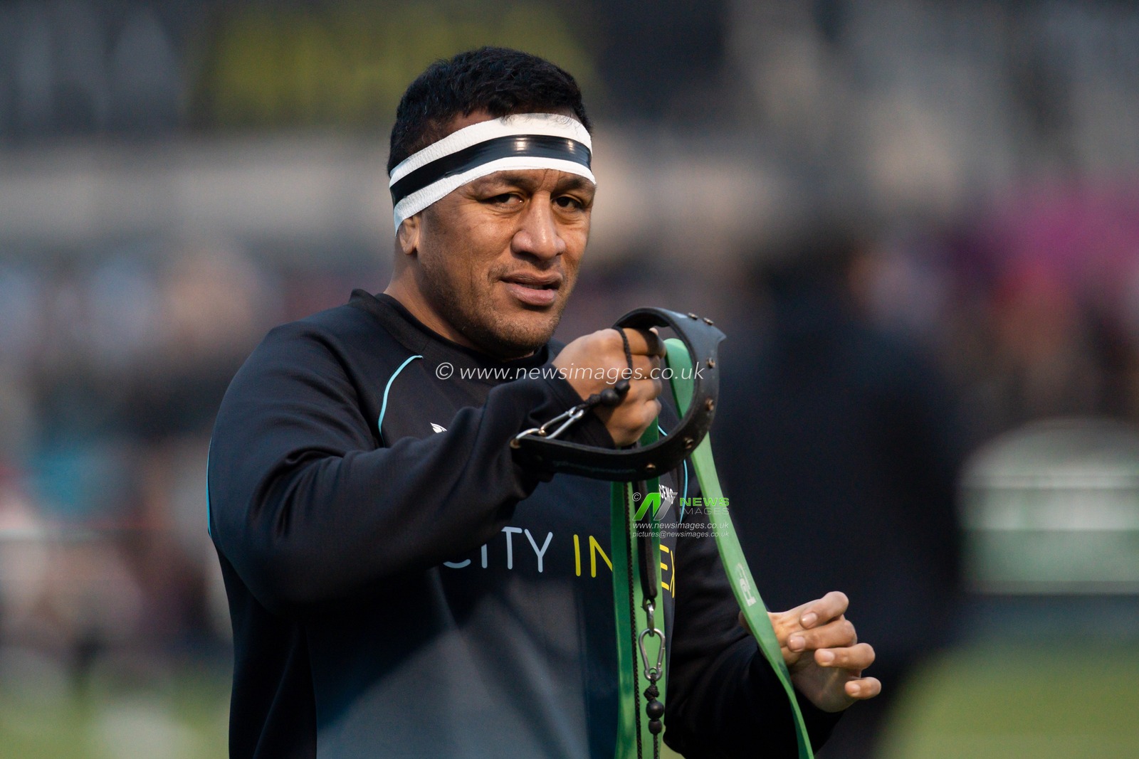 Mako Vunipola #1 of Saracens warming up