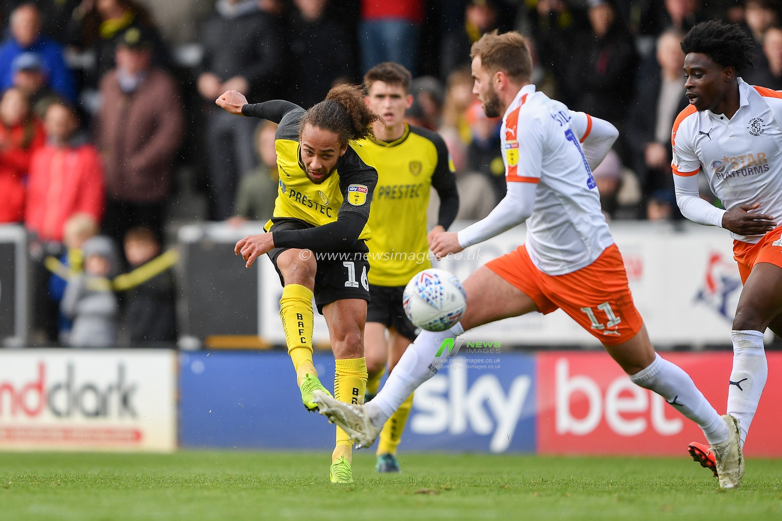 27th April 2019, Pirelli Stadium, Burton upon Trent, England; Sky Bet League One, Burton Albion vs Luton Town ; Marcus Harness (16) of Burton Albion shoots at goal 


Credit: Jon Hobley/News Images

English Football League images are subject to DataCo Licence