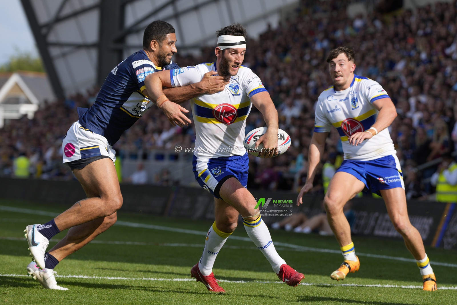 Stefan Ratchford #4 of Warrington Wolves hands off Nene Macdonald #4 of Leeds Rhinos and feed the ball to Matty Ashton #5 of Warrington Wolves in the last play of the game during the Betfred Super League Round 22 match Leeds Rhinos vs Warrington Wolves at Headingley Stadium, Leeds, United Kingdom, 20th August 2023

(Photo by Steve Flynn/News Images)