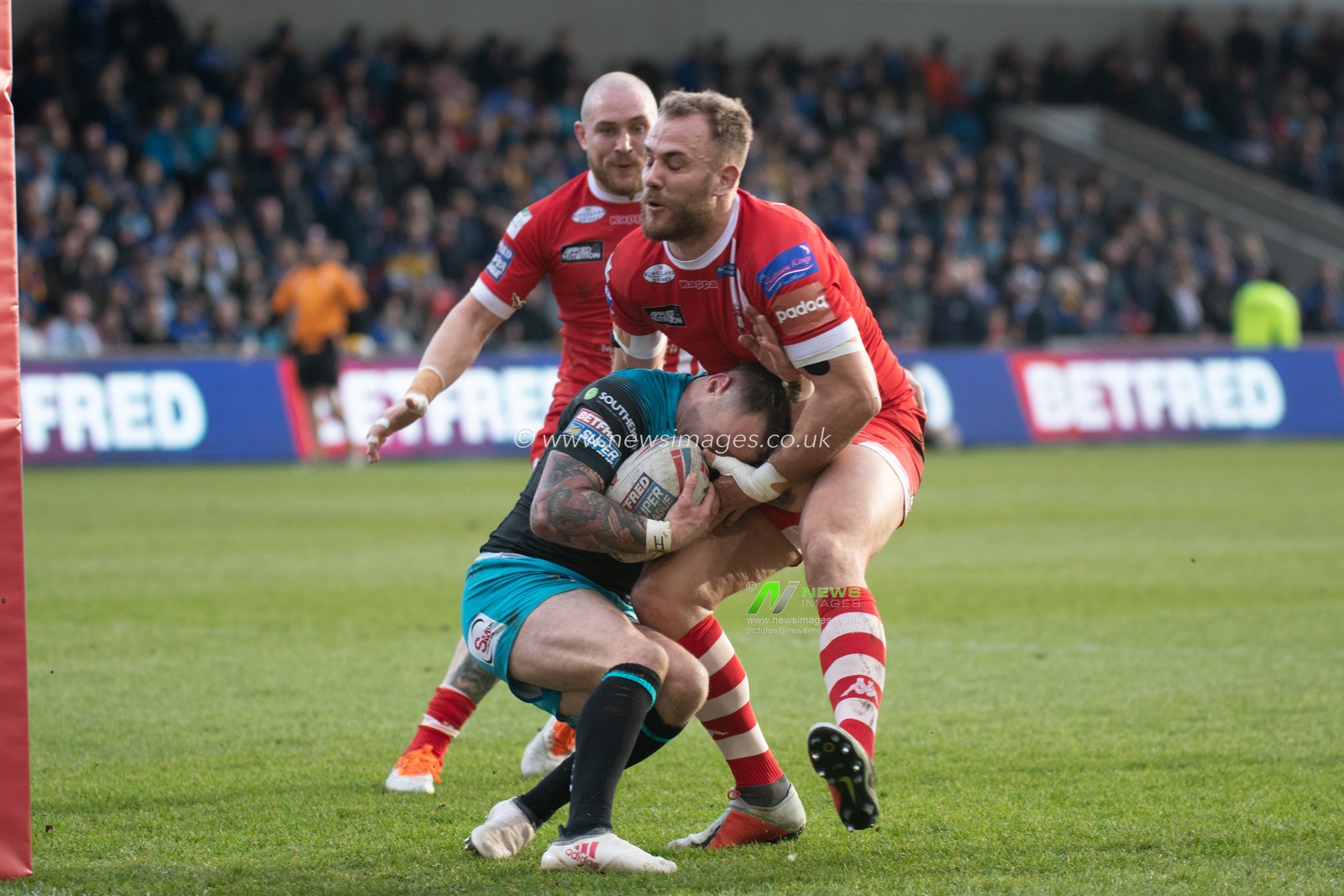 17th February 2019 ,  AJ Bell Stadium, Salford, England;  Betfred Super League, Round 10, Salford Red Devils vs Leeds Rhinos ; Lee Mossop of Salford Red Devils tables Richie Myler of Leeds Rhinos 

Credit: Richard Long/News Images