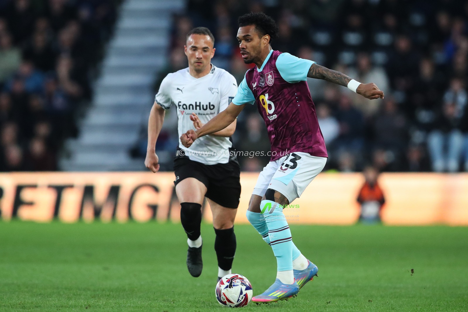 Lucas Pires of Burnley goes forward with the ball during the Sky Bet Championship match Derby County vs Burnley at Pride Park Stadium, Derby, United Kingdom, 8th April 2025

(Photo by Gareth Evans/News Images)