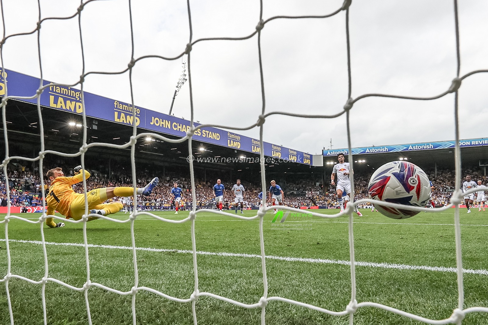 Pascal Struijk of Leeds United scores a penalty to make it 1-0 during the Sky Bet Championship match Leeds United vs Portsmouth at Elland Road, Leeds, United Kingdom, 10th August 2024

(Photo by Mark Cosgrove/News Images)