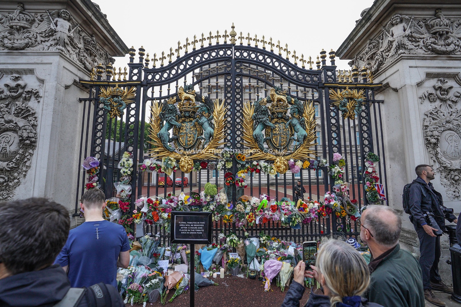 Mourners pay their respects after the passing of Her Majesty The Queen at Buckingham Palace, London, United Kingdom, 9th September 2022

(Photo by Richard Washbrooke/News Images)