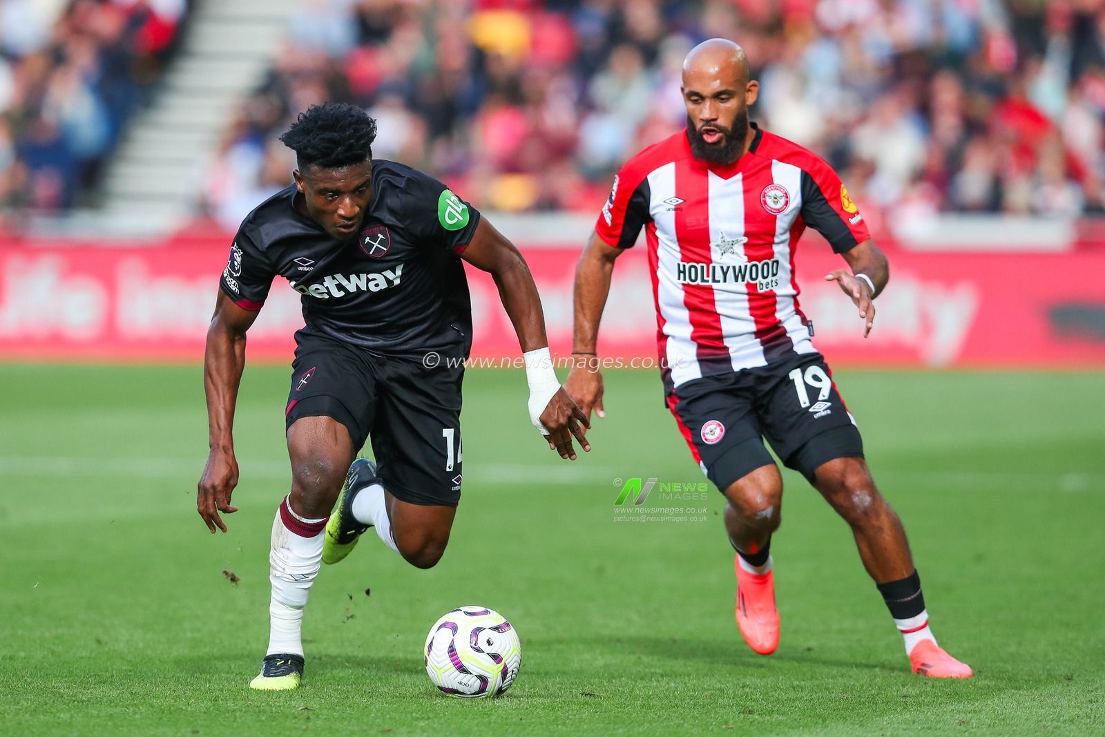 Mohammed Kudus of West Ham United is put under pressure by Bryan Mbeumo of Brentford during the Premier League match Brentford vs West Ham United at The Gtech Community Stadium, London, United Kingdom, 28th September 2024

(Photo by Izzy Poles/News Images)