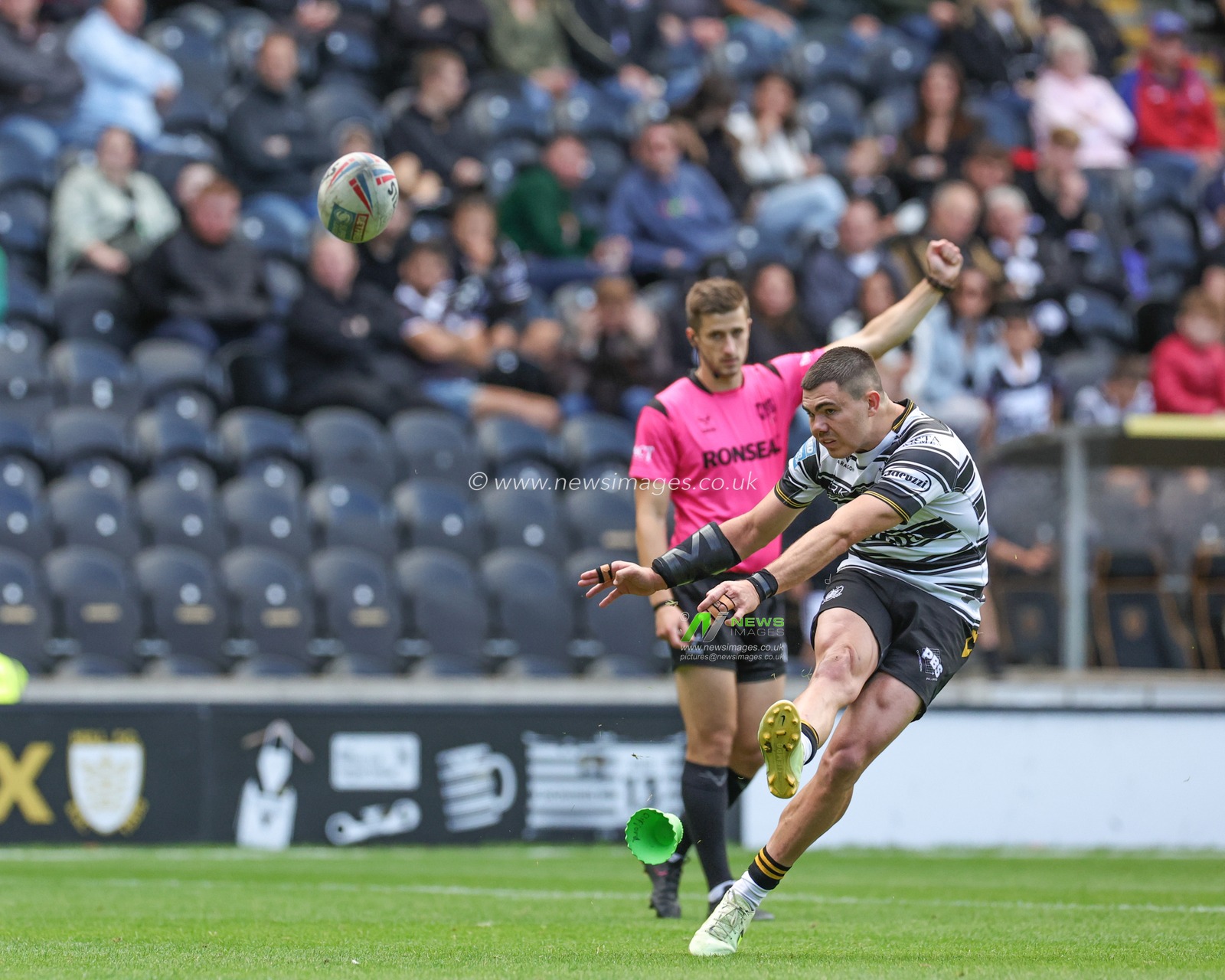 Jake Clifford #7 of Hull FC converts a goal during the Betfred Super League Round 21 match Hull FC vs Wakefield Trinity at MKM Stadium, Hull, United Kingdom, 6th August 2023

(Photo by Mark Cosgrove/News Images)