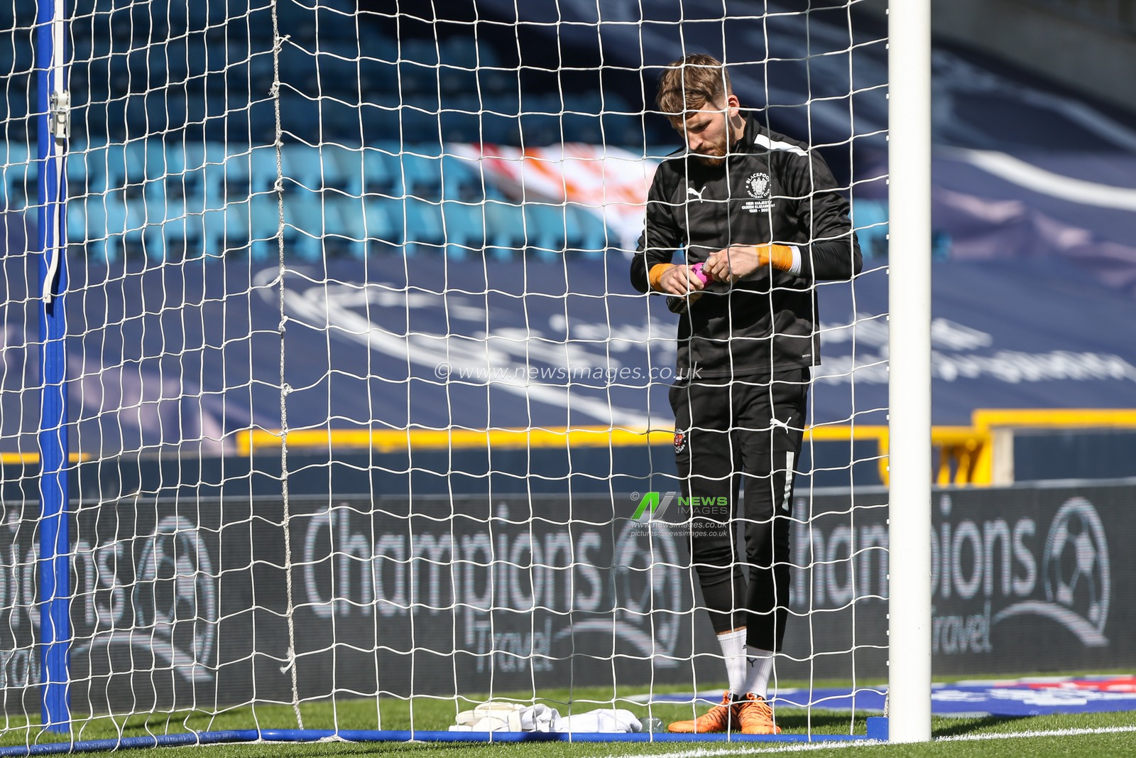 Daniel Grimshaw #32 of Blackpool warms up during the Sky Bet Championship match Millwall vs Blackpool at The Den, London, United Kingdom, 17th September 2022

(Photo by Arron Gent/News Images)