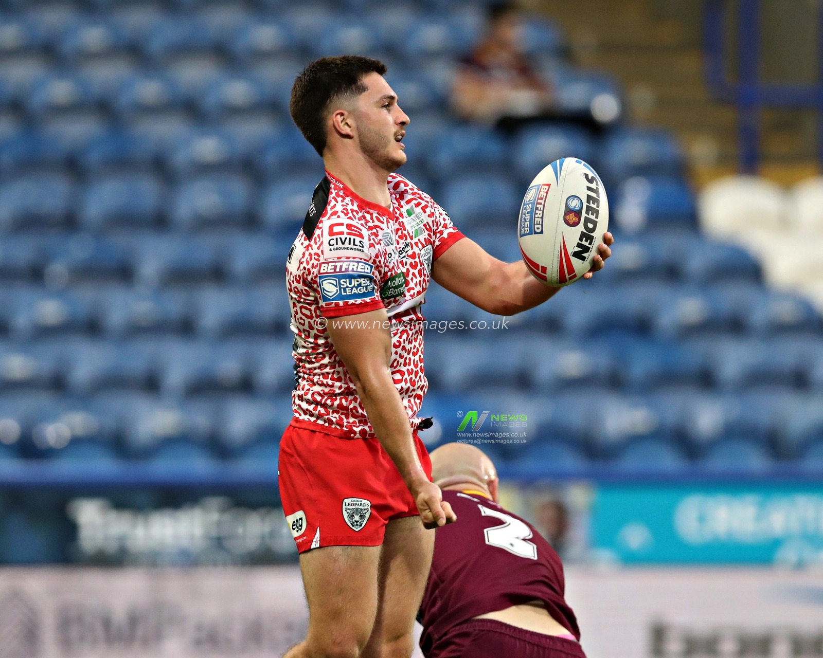 Ben McNamara of Leigh Leopards celebrates his try during the Betfred Super League Round 13 match Huddersfield Giants vs Leigh Leopards at John Smith's Stadium, Huddersfield, United Kingdom, 29th May 2025(Photo by Sam Eaden/News Images)