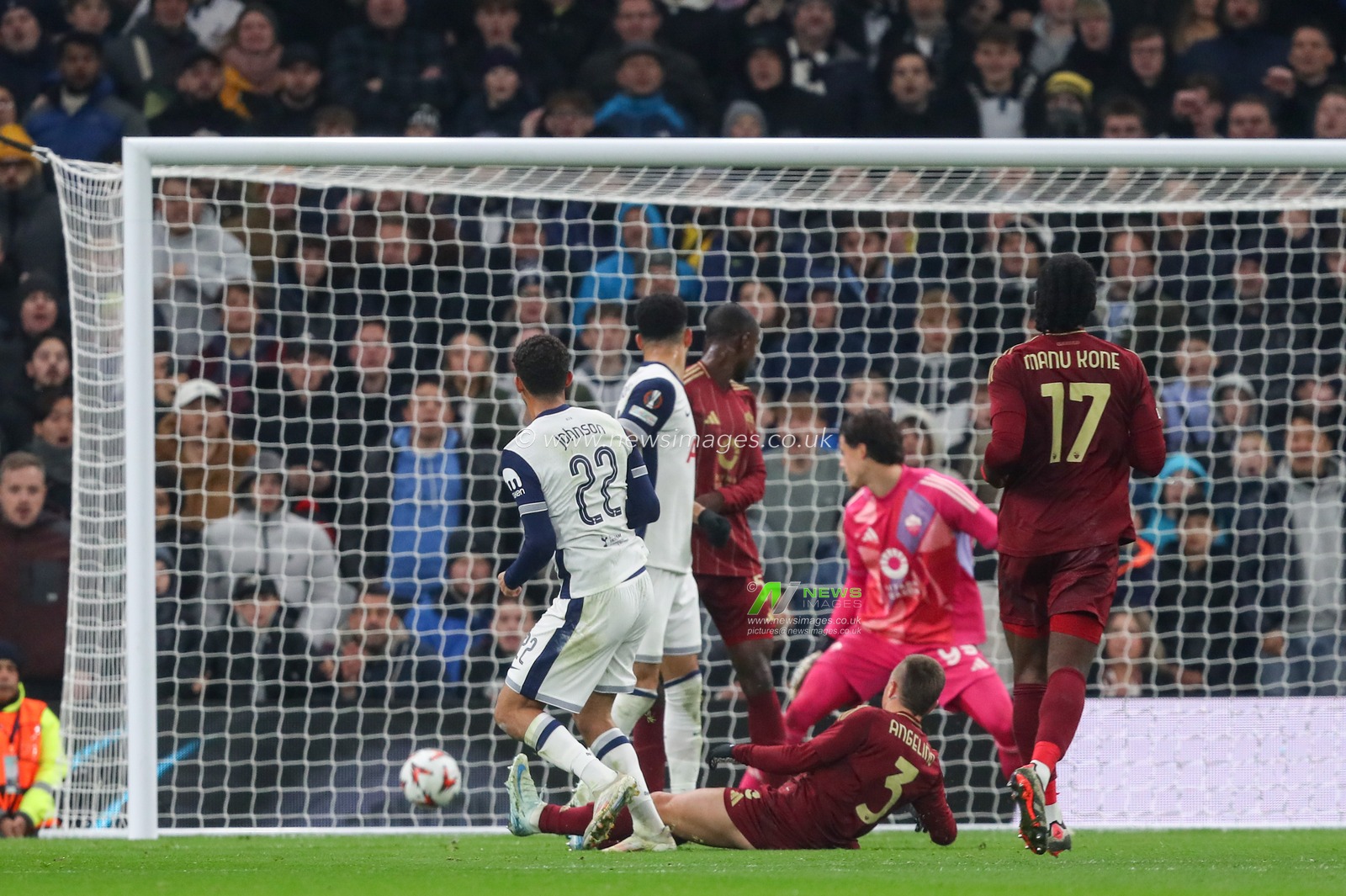 Brennan Johnson of Tottenham Hotspur scores to make it 2-1 during the UEFA Europa League - League Stage match Tottenham Hotspur vs A.S. Roma at Tottenham Hotspur Stadium, London, United Kingdom, 28th November 2024

(Photo by Gareth Evans/News Images)