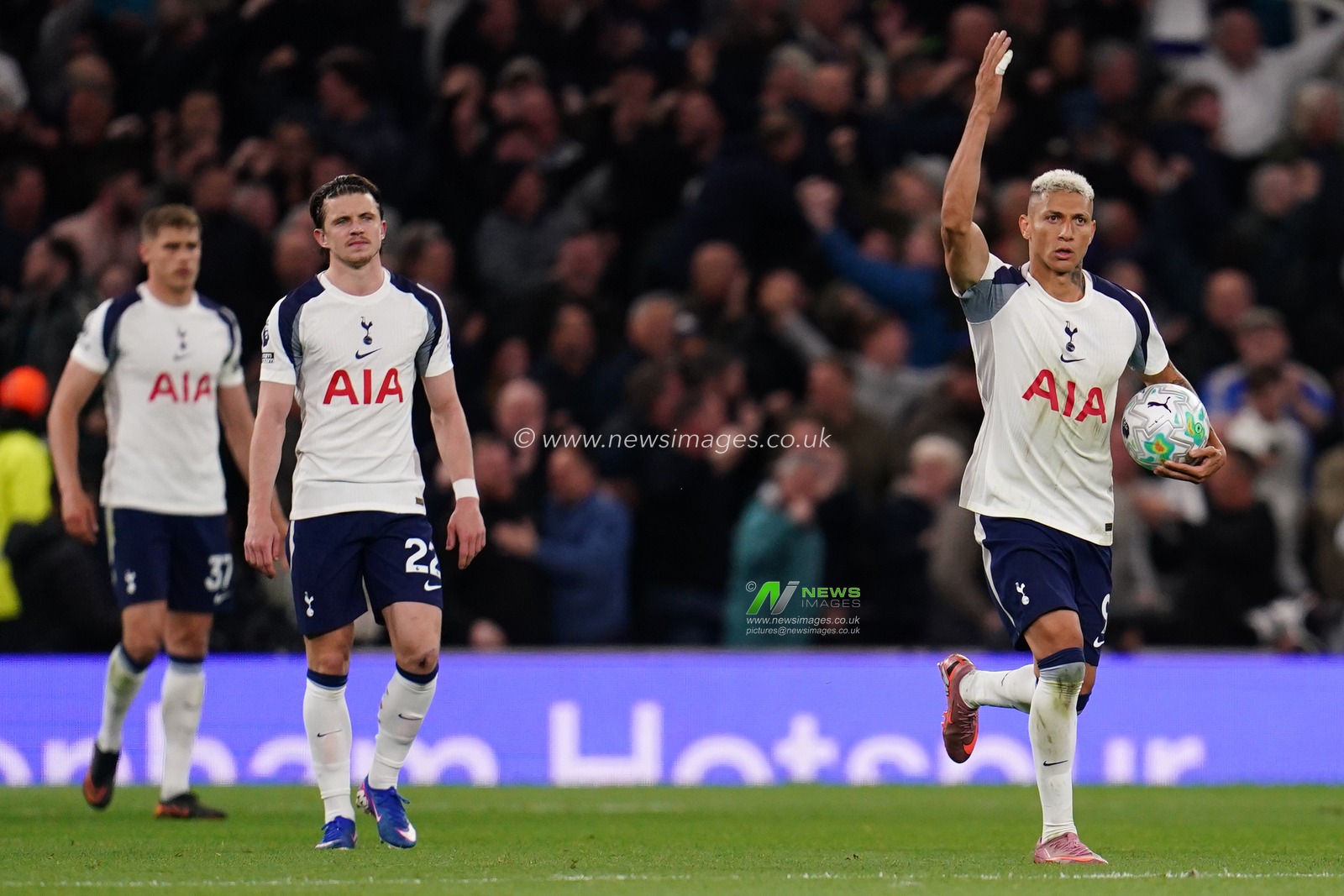 Tottenham Hotspur players as Leeds equalise during the Premier League match Tottenham Hotspur vs Leeds United at Tottenham Hotspur Stadium, London, United Kingdom on 11 May 2026

(Photo by Harvey Murphy/News Images)