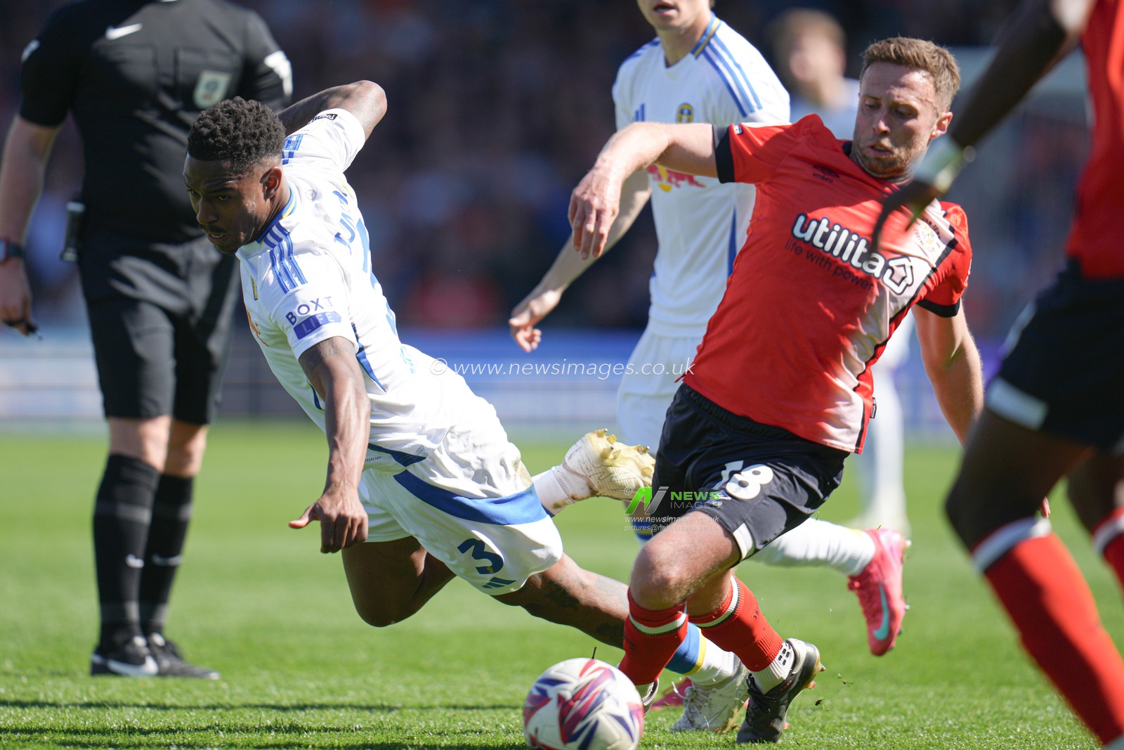 JÃºnior Firpo of Leeds United challenged during the Sky Bet Championship match Luton Town vs Leeds United at Kenilworth Road, Luton, United Kingdom, 5th April 2025

(Photo by Harvey Murphy/News Images)
