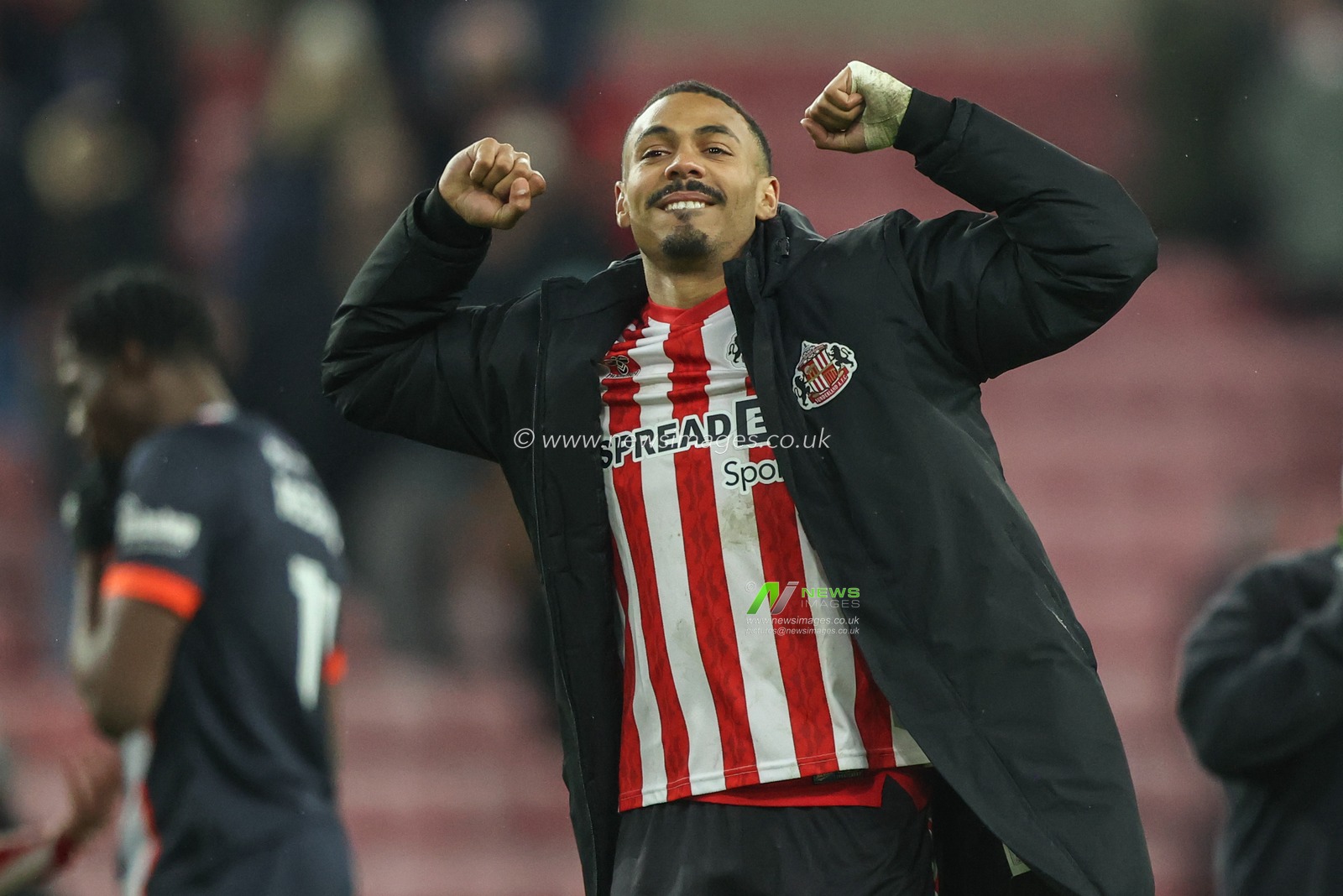 Wilson Isidor of Sunderland celebrates the win with the Sunderland fans during the Sky Bet Championship match Sunderland vs Luton Town at Stadium Of Light, Sunderland, United Kingdom, 12th February 2025

(Photo by Alfie Cosgrove/News Images)