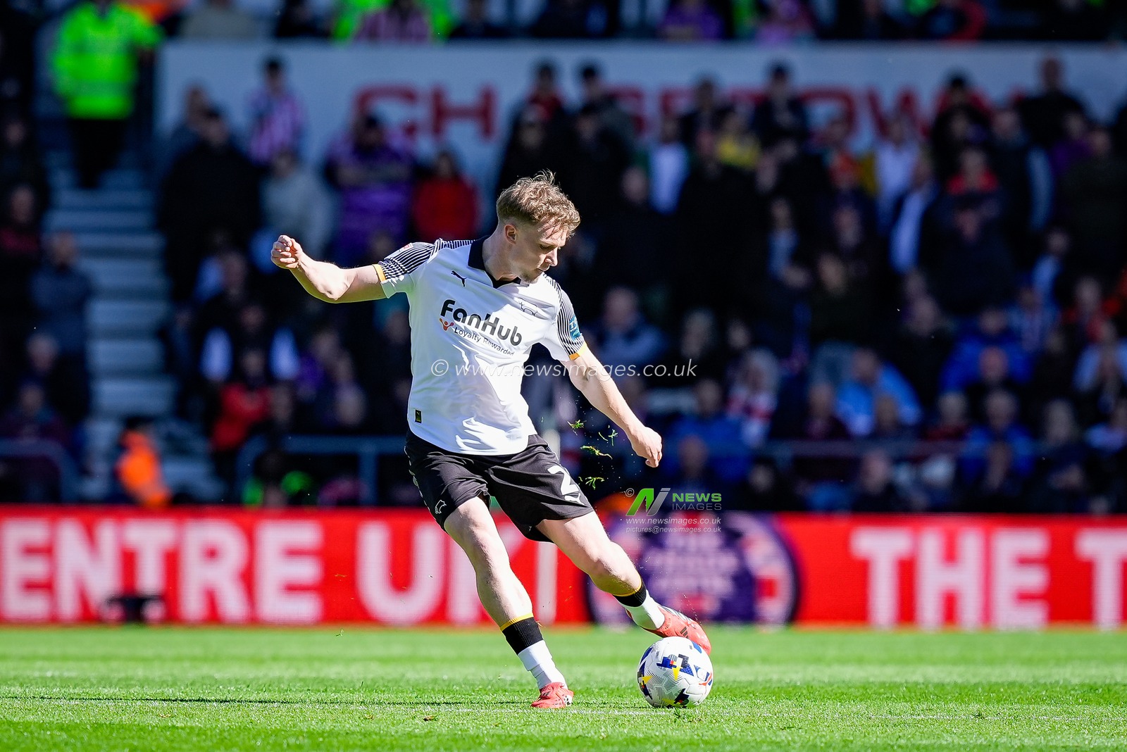 Derry John Murkin of Derby County crosses the ball during the Sky Bet Championship match Derby County vs Stoke City at Pride Park Stadium, Derby, United Kingdom on 06 April 2026

(Photo by Maynard Manyowa/News Images)