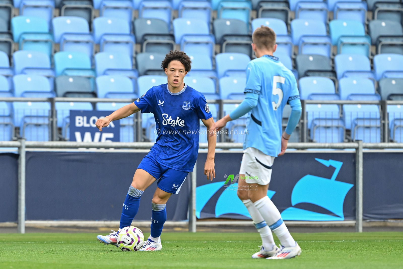 Isaac Heath of Everton breaks forwards with the ball under control during the Premier League 2 U23 match Manchester City vs Everton at Joie Stadium, Manchester, United Kingdom, 1st September 2024

(Photo by Cody Froggatt/News Images)