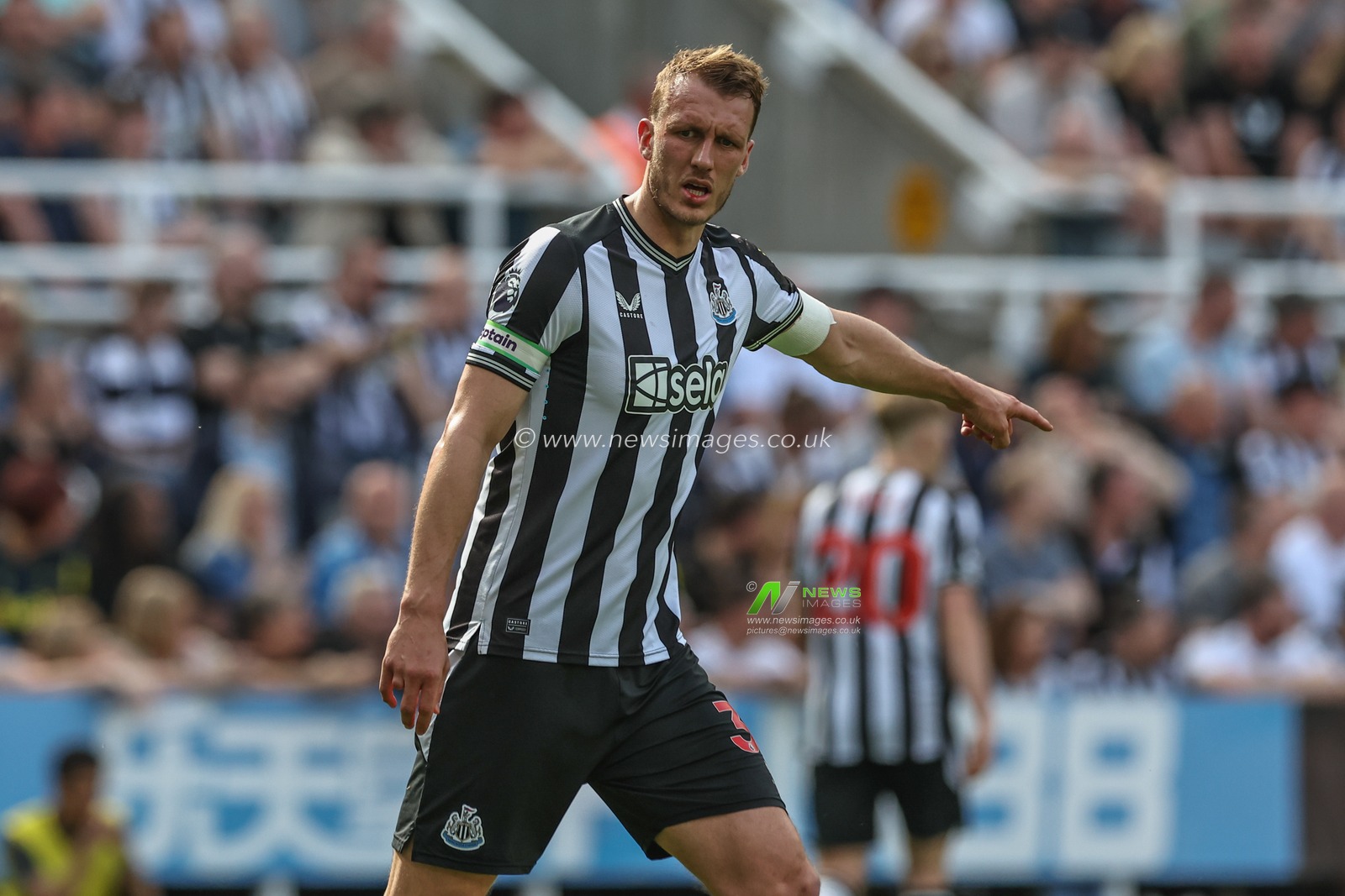 Dan Burn of Newcastle United gives his team instructions during the Premier League match Newcastle United vs Brighton and Hove Albion at St. James's Park, Newcastle, United Kingdom, 11th May 2024

(Photo by Mark Cosgrove/News Images)