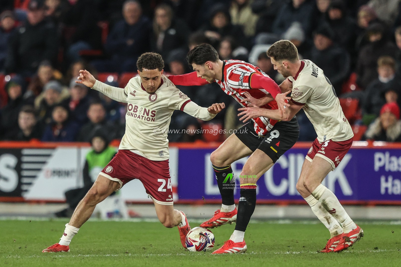 Kieffer Moore of Sheffield United holds off Haydon Roberts of Bristol City and Joe Williams of Bristol City during the Sky Bet Championship match Sheffield United vs Bristol City at Bramall Lane, Sheffield, United Kingdom, 11th March 2025

(Photo by Alfie Cosgrove/News Images)