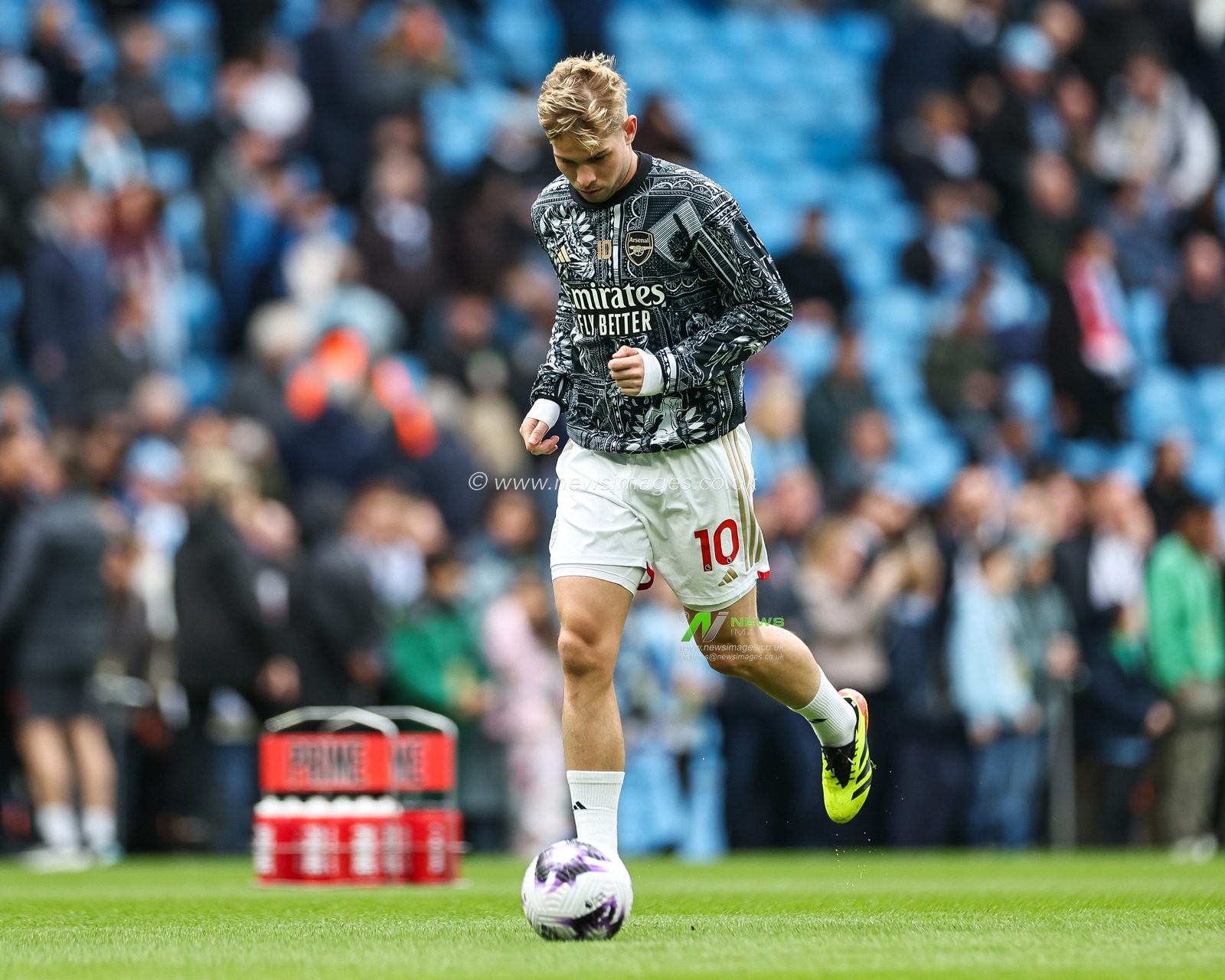 Emile Smith Rowe of Arsenal during pre-game warmup ahead of the Premier League match Manchester City vs Arsenal at Etihad Stadium, Manchester, United Kingdom, 31st March 2024

(Photo by Mark Cosgrove/News Images)